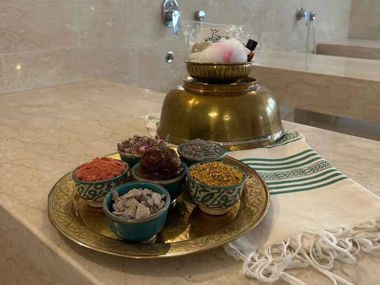 Plateau de ghassoul, savon noir et ingrédients naturels du hammam marocain