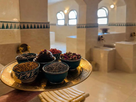 Plateau de henné, argile et plantes pour le rituel du hammam marocain