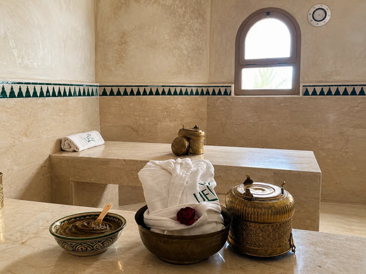 Peignoir, rose et savon noir préparés pour une séance de hammam